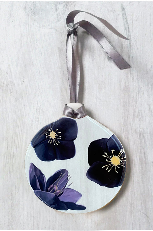 💚 Room Ornament: Black Hellebore on Snow