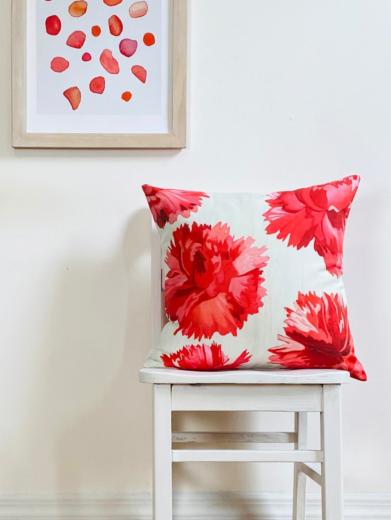 💚 Throw Pillow: Red Carnations on Snow