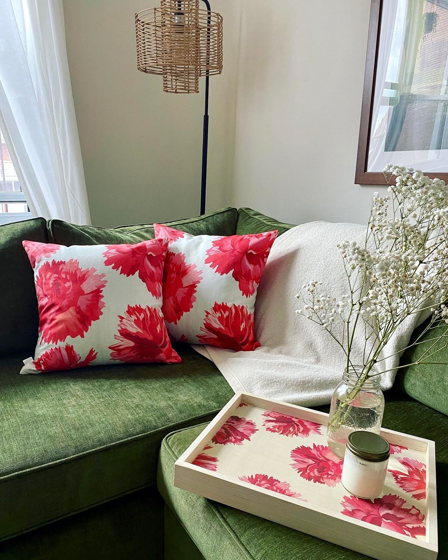 💚 Throw Pillow: Red Carnations on Snow