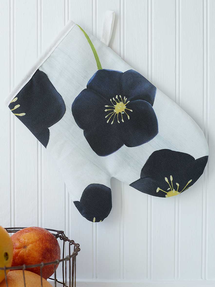 💚 Oven Mitt: Black Hellebore on Snow