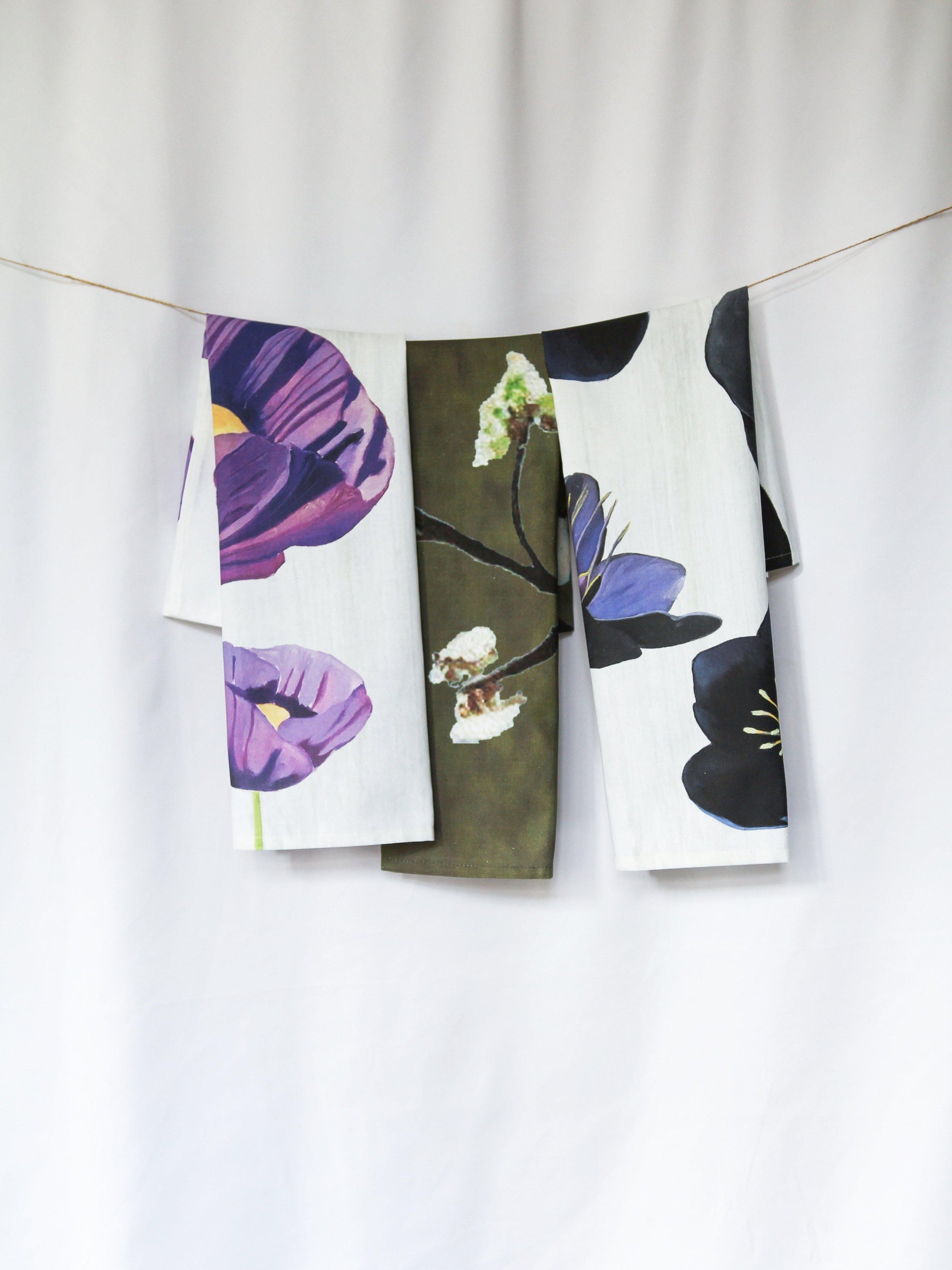 💚 Tea Towel: Black Hellebore on Snow