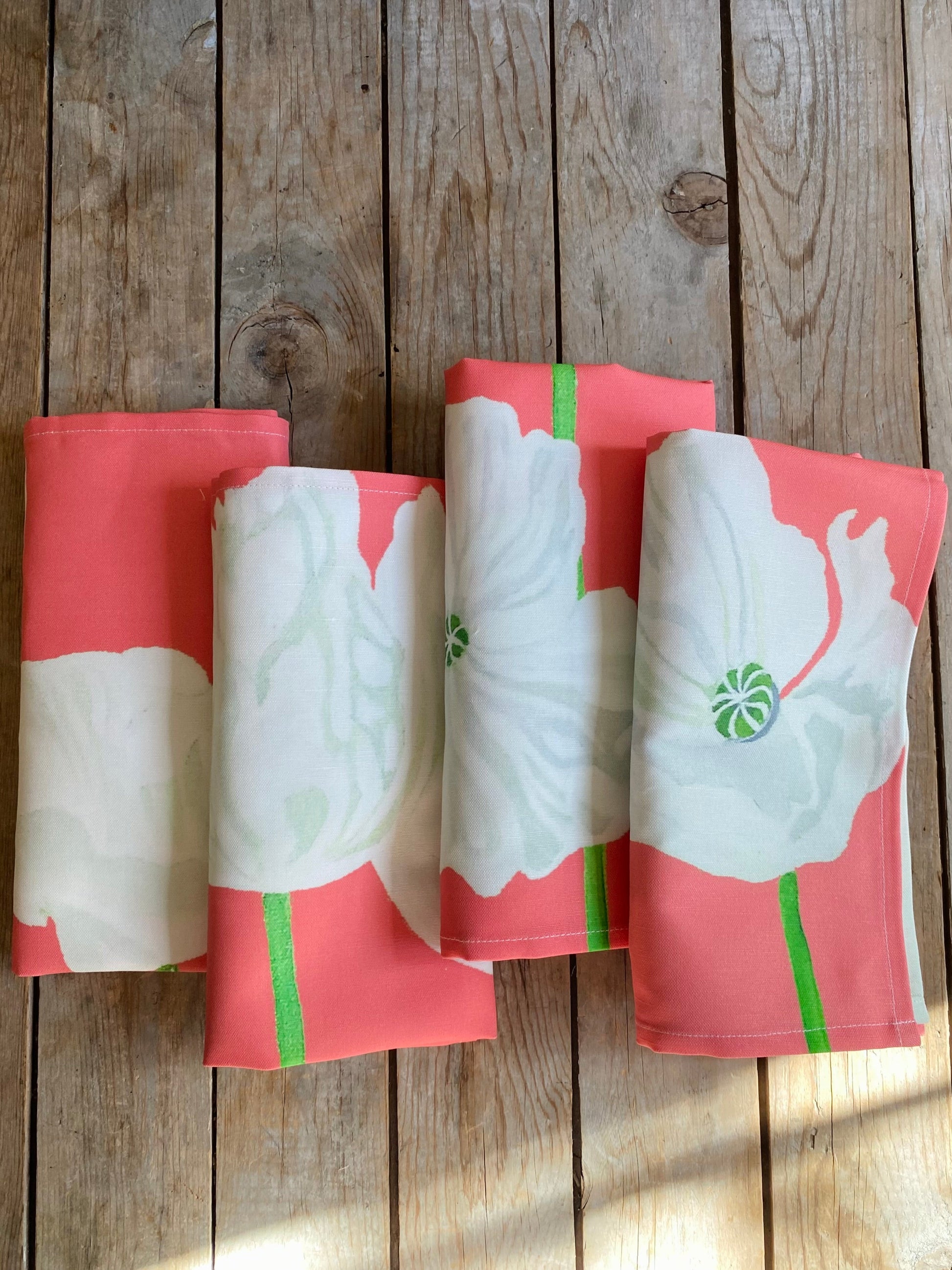 💚 Napkin Set: White Poppies on Pink
