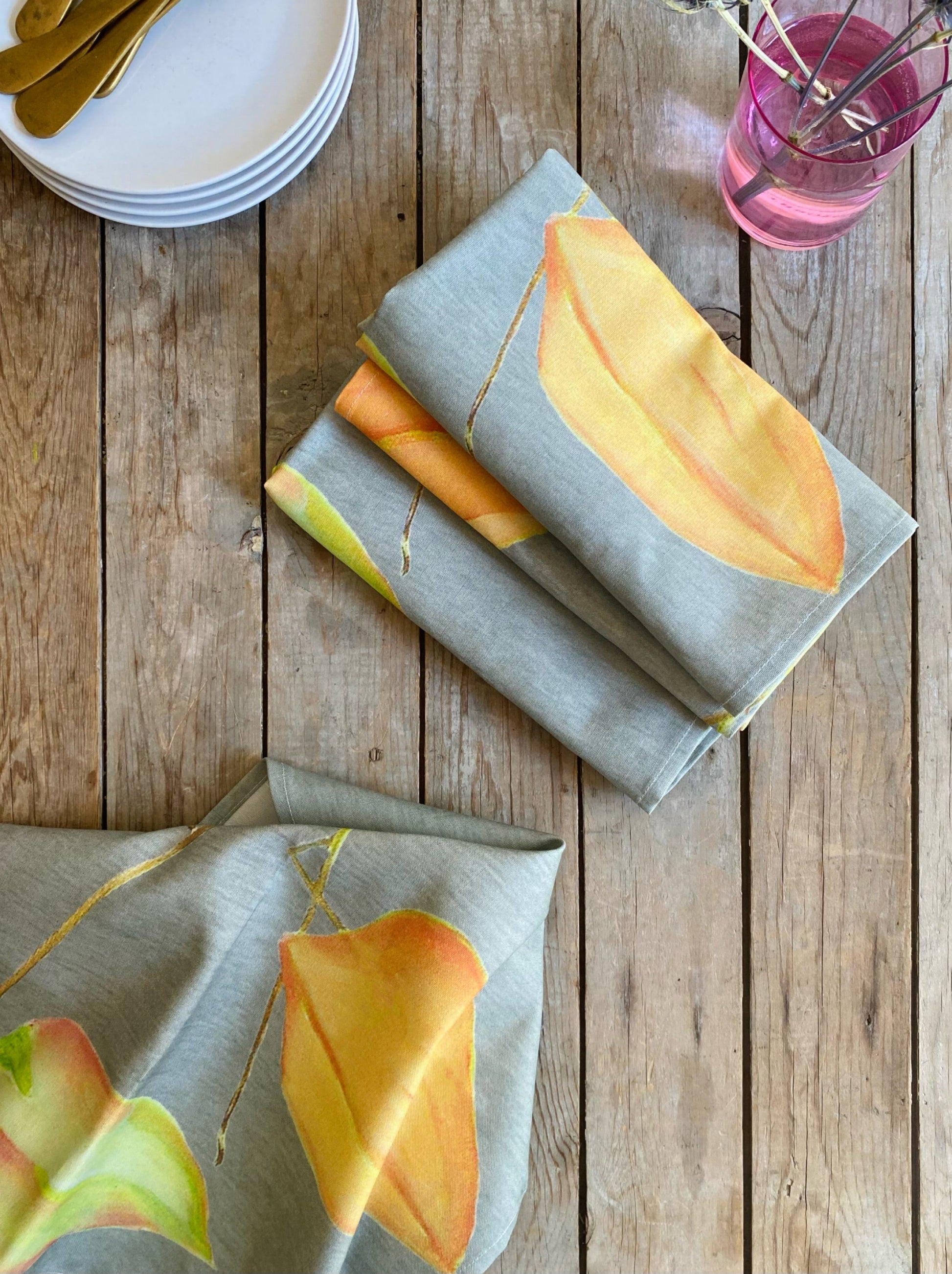 💚 Napkin Set: Three Lanterns on Grey