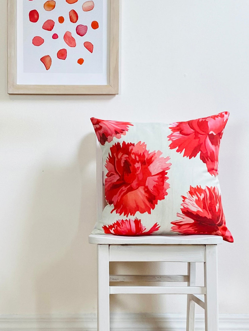 💚 Throw Pillow: Red Carnations on Snow