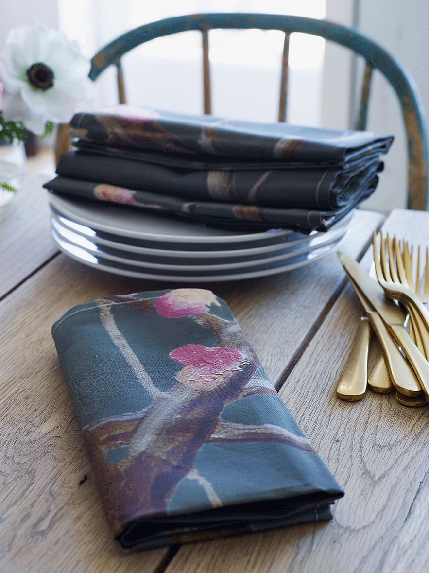 💚 Napkin Set: Tree with Pink Flowers on Dark Grey